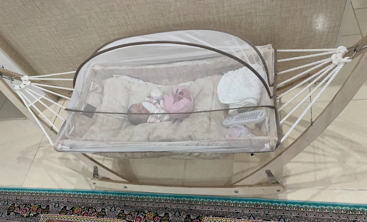 ننو چوبی پشه بند دار|تخت و صندلی بچه|رشت, کوی مهر|دیوار