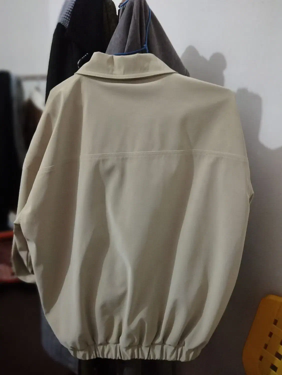 کاپشن|لباس|فیرورق, |دیوار