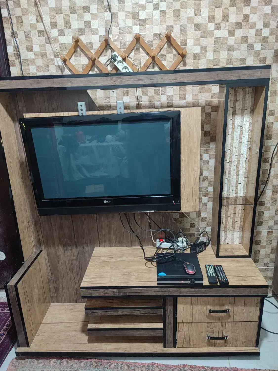 تلویزیون32اینچ LG با میز چراغ دار۷۸۰۰|تلویزیون و پروژکتور|شاهرود, |دیوار