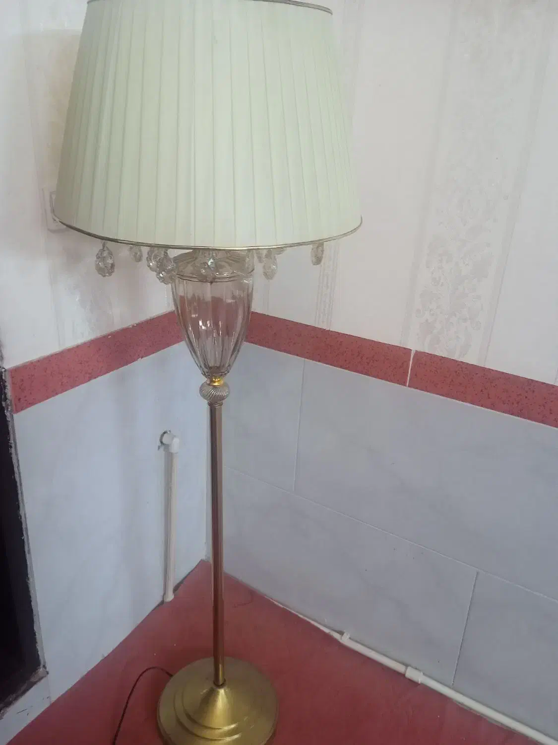 یک عدداباژور|چراغ خواب و آباژور|میانه, |دیوار