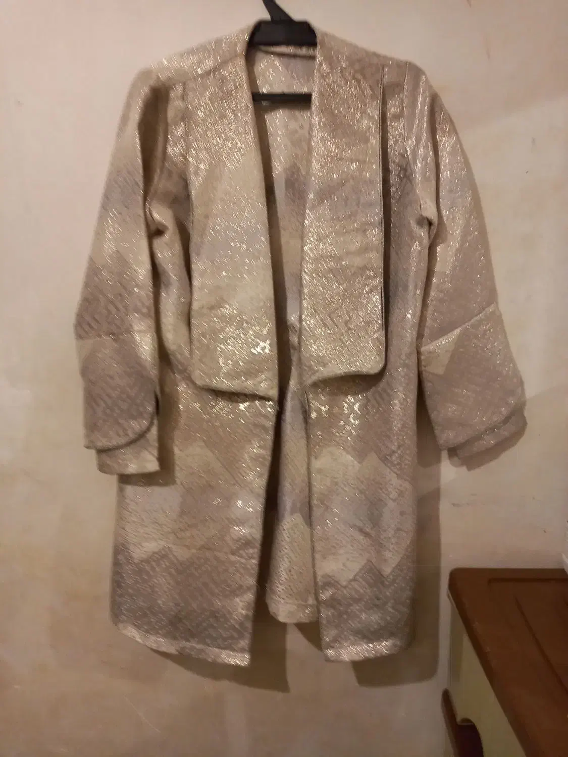 تعدادی مانتو|لباس|رشت, کوی فکوری|دیوار