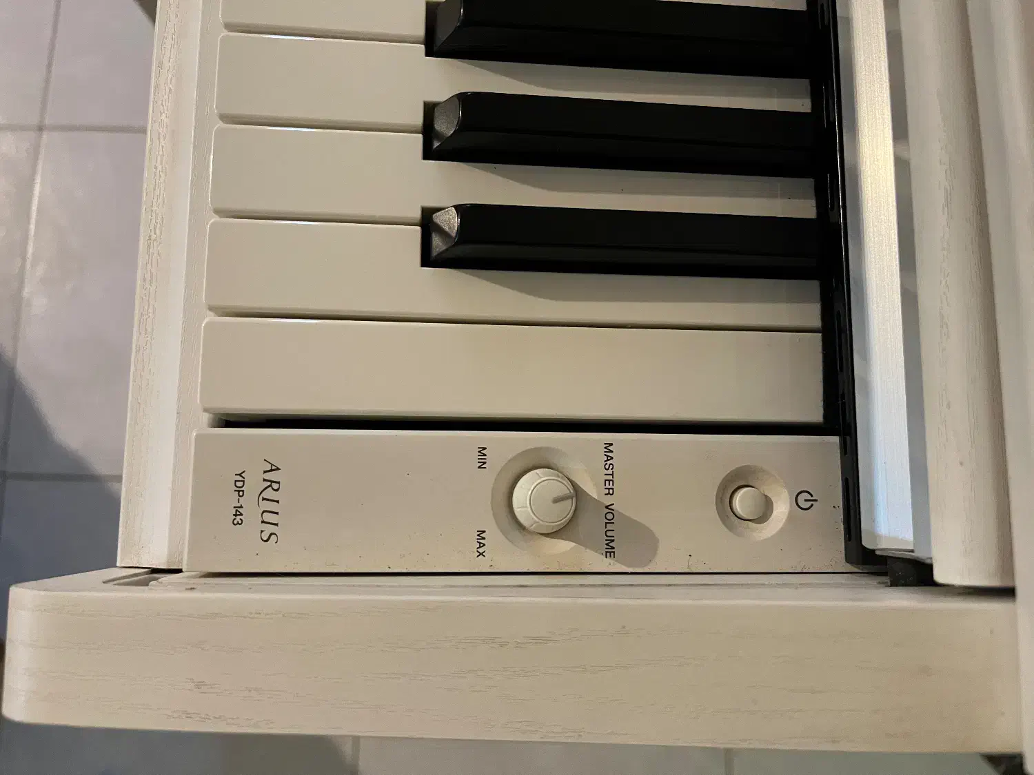 پیانو یاماها YDP 143 در حد اکبند|پیانو، کیبورد، آکاردئون|رشت, گلسار|دیوار