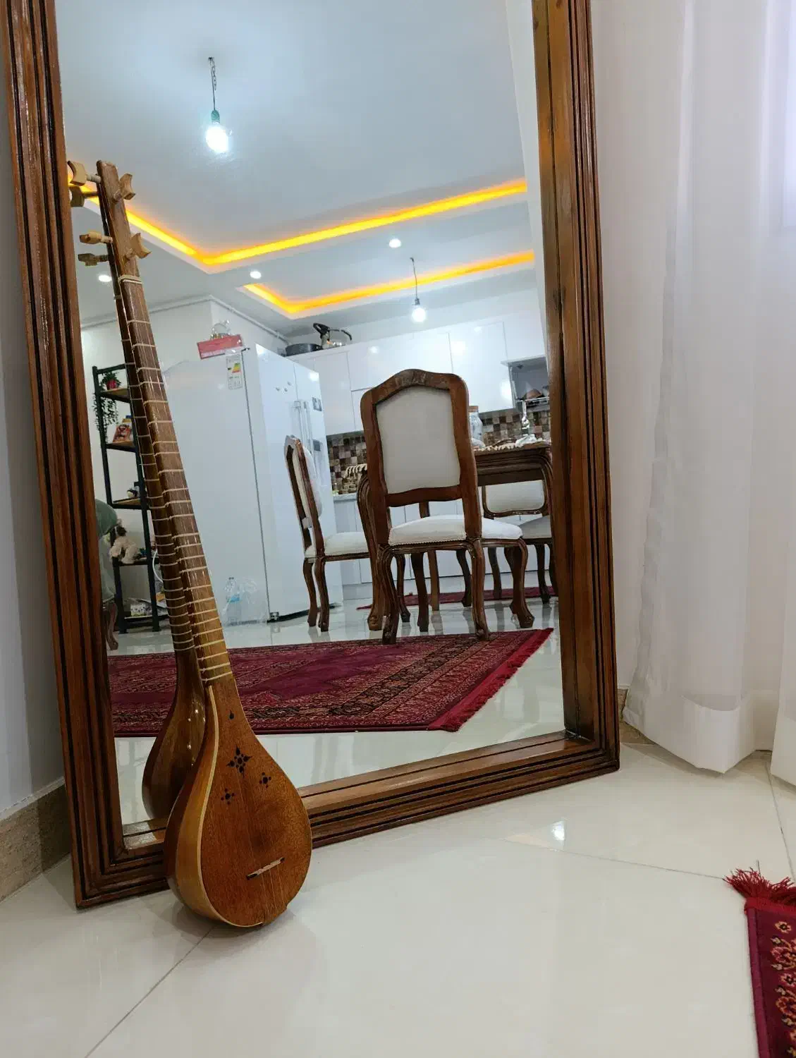 سه تا سالم نو|سازهای سنتی|رشت, عینک|دیوار