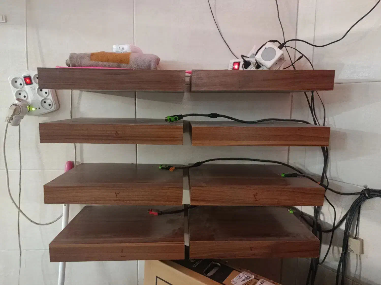 ۸ عدد شلف|کتابخانه، شلف، قفسههای دیواری|کاشان, باغ ماجد|دیوار