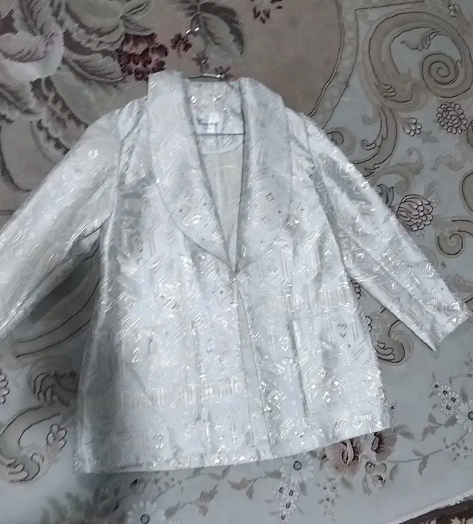 تعدادی کت زنانه|لباس|ساری, |دیوار