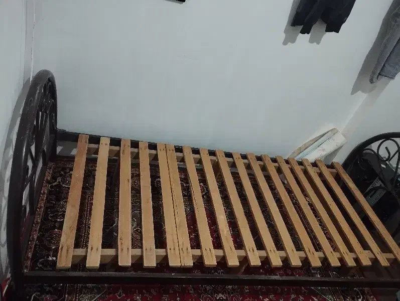 تخت آهنی به همراه کفی|تخت و سرویس خواب|خوی, |دیوار