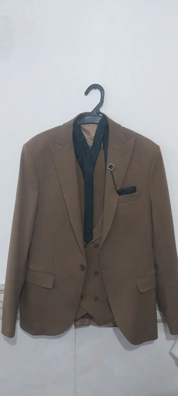 کت وشلوار نو|لباس|پیشخور, |دیوار