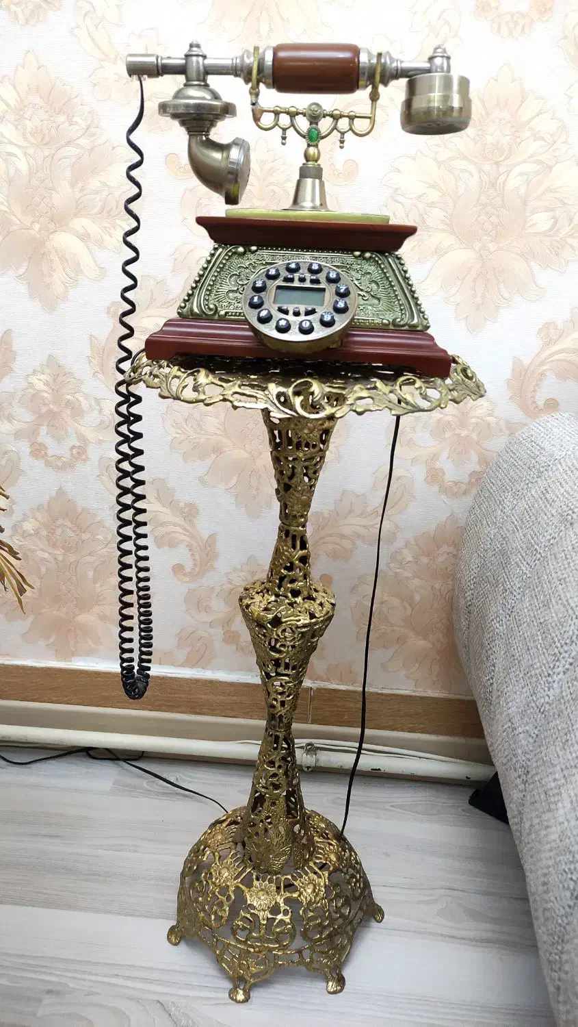 میزتلفنبرنزاصل بهمراه تلفنسلطنتی|میز تلفن|جلفا, |دیوار