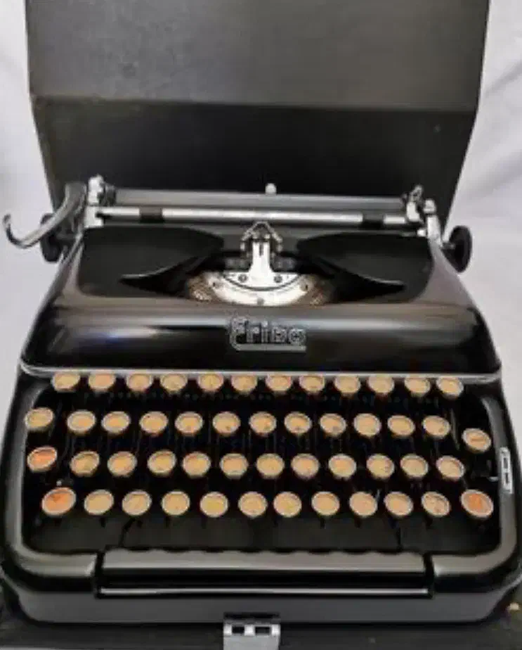 ماشین تایپ اریکا آلمانی فارسی نویس همراه باکس ۱۹۶۰|کلکسیون اشیاء عتیقه|تهران, دروس|دیوار