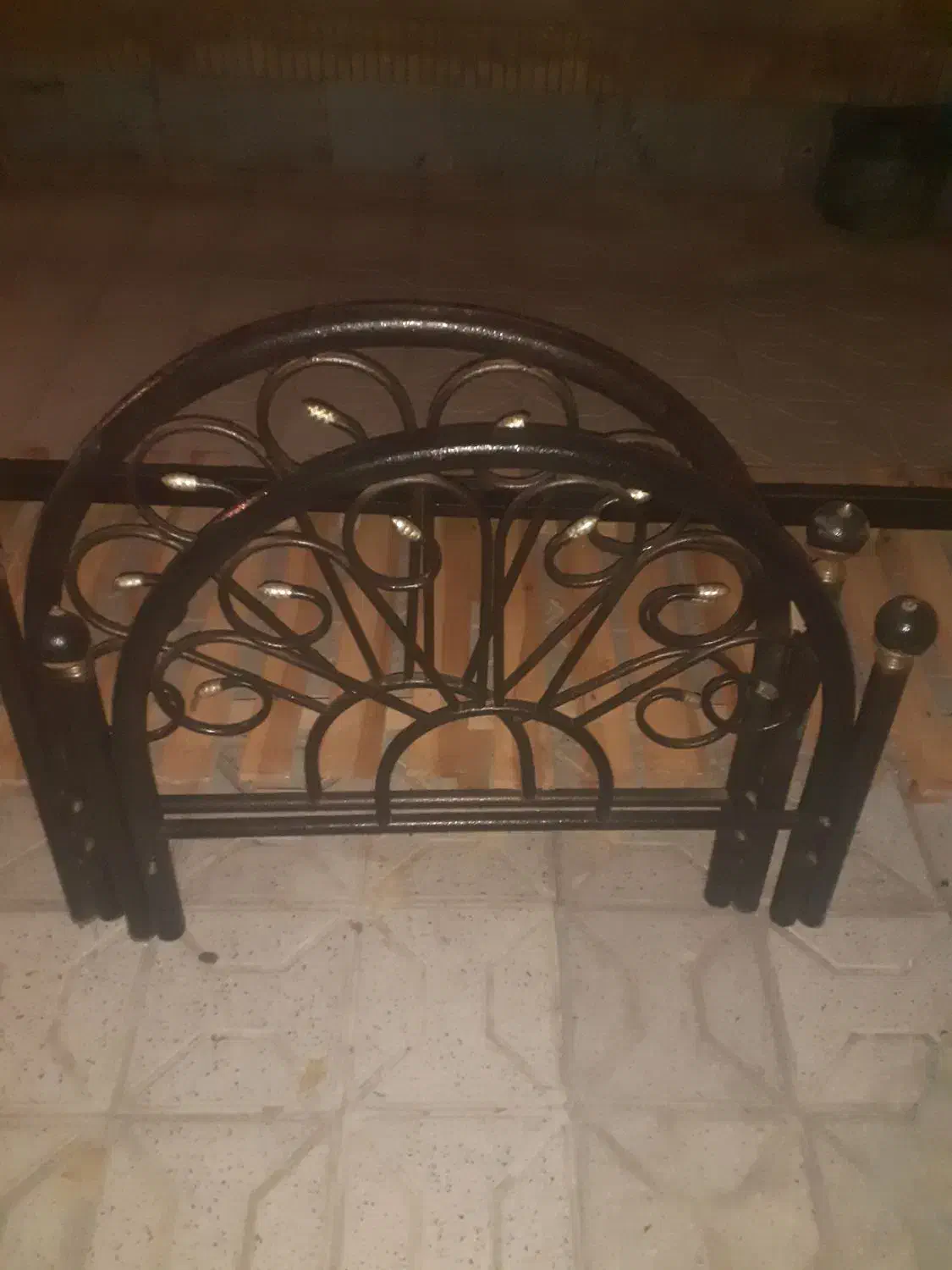 تخت خواب یک نفره فلزی|تخت و سرویس خواب|گلبهار, شهر جدید گلبهار|دیوار