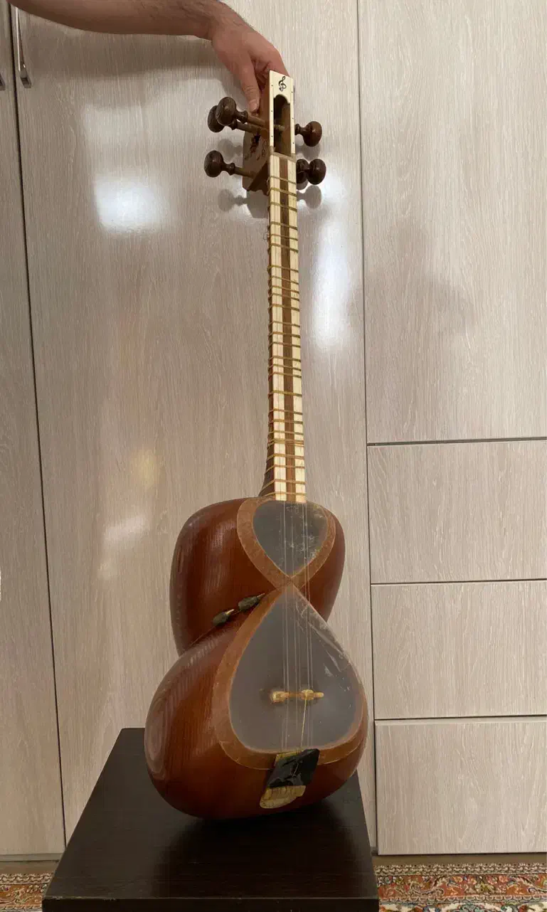 تار شناسنامهدار ساخته استاد(منوچهر غیاثوند)|سازهای سنتی|کرمانشاه, |دیوار