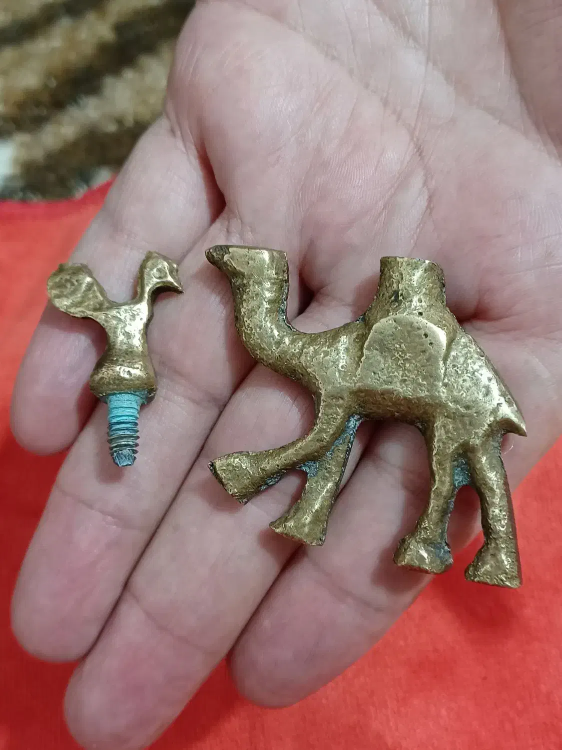 سرمه دان قدیمی برنجی دکوری با تصویر شتر وباسر خروس|کلکسیون اشیاء عتیقه|ارومیه, |دیوار