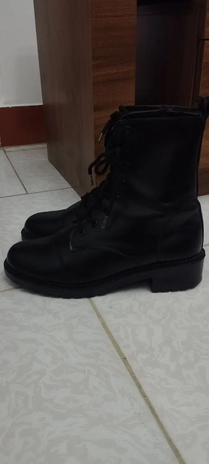 پوتین سالم|کیف، کفش، کمربند|رشت, چمارسرا|دیوار