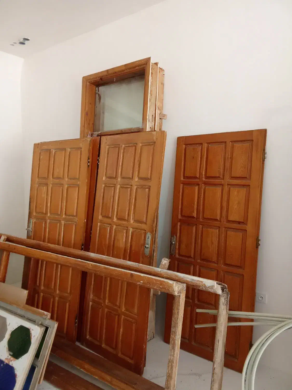 در پنجره چوبی و الومینیومی دسته دوم|مصالح و تجهیزات ساختمان|آزادشهر, |دیوار