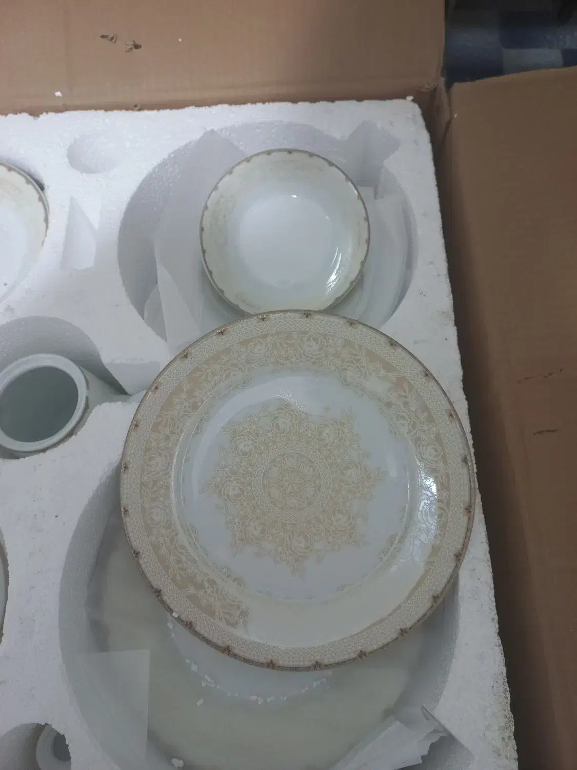 سرویس چینی ۲۴ نفره آکبنده|ظروف سرو و پذیرایی|تبریز, |دیوار