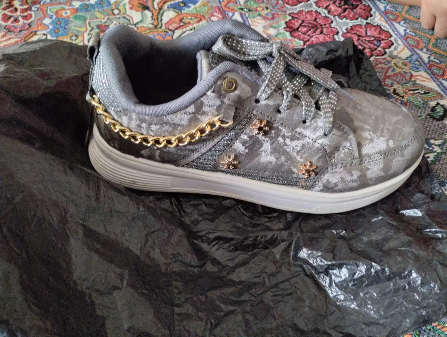 کفش اسپرت|کیف، کفش، کمربند|تربت جام, حافظ|دیوار