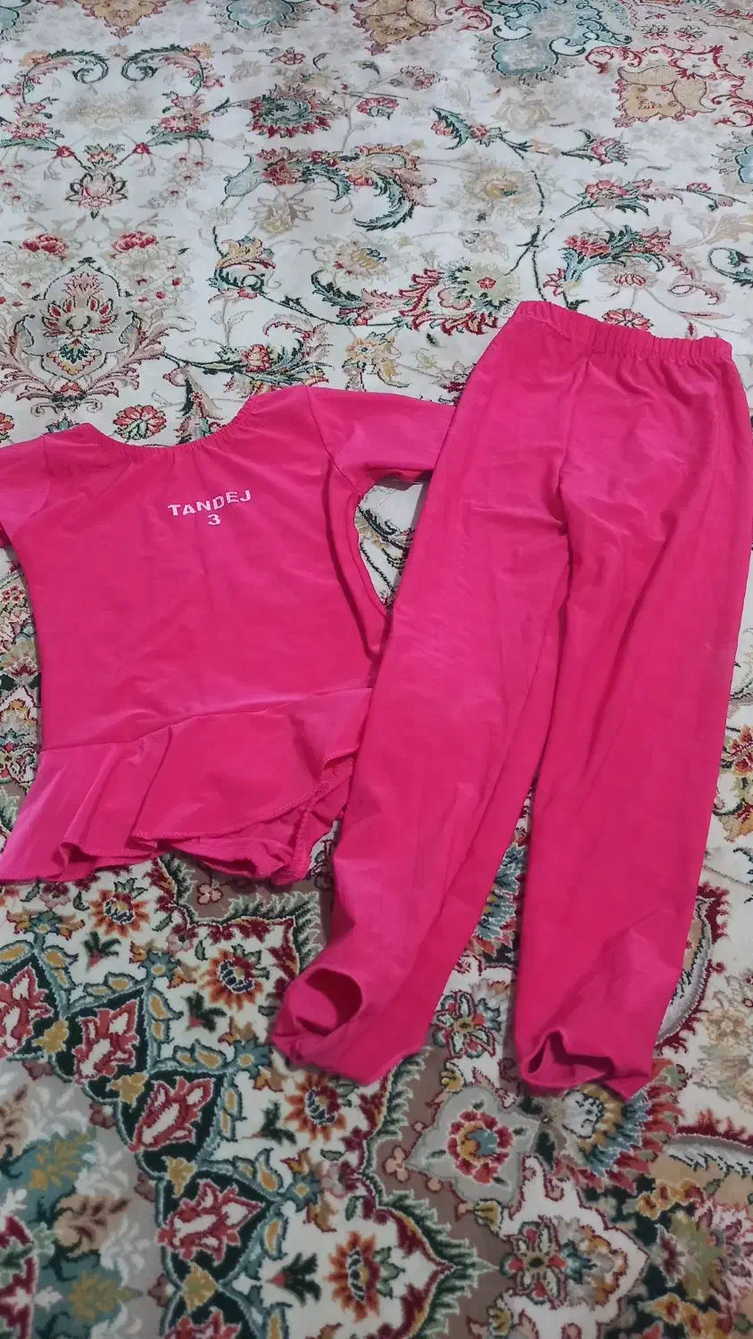 یه عدد مانتو و دو عدد لباس مجلسی و لباس ژیمناستیک|لباس|مشکیندشت, |دیوار