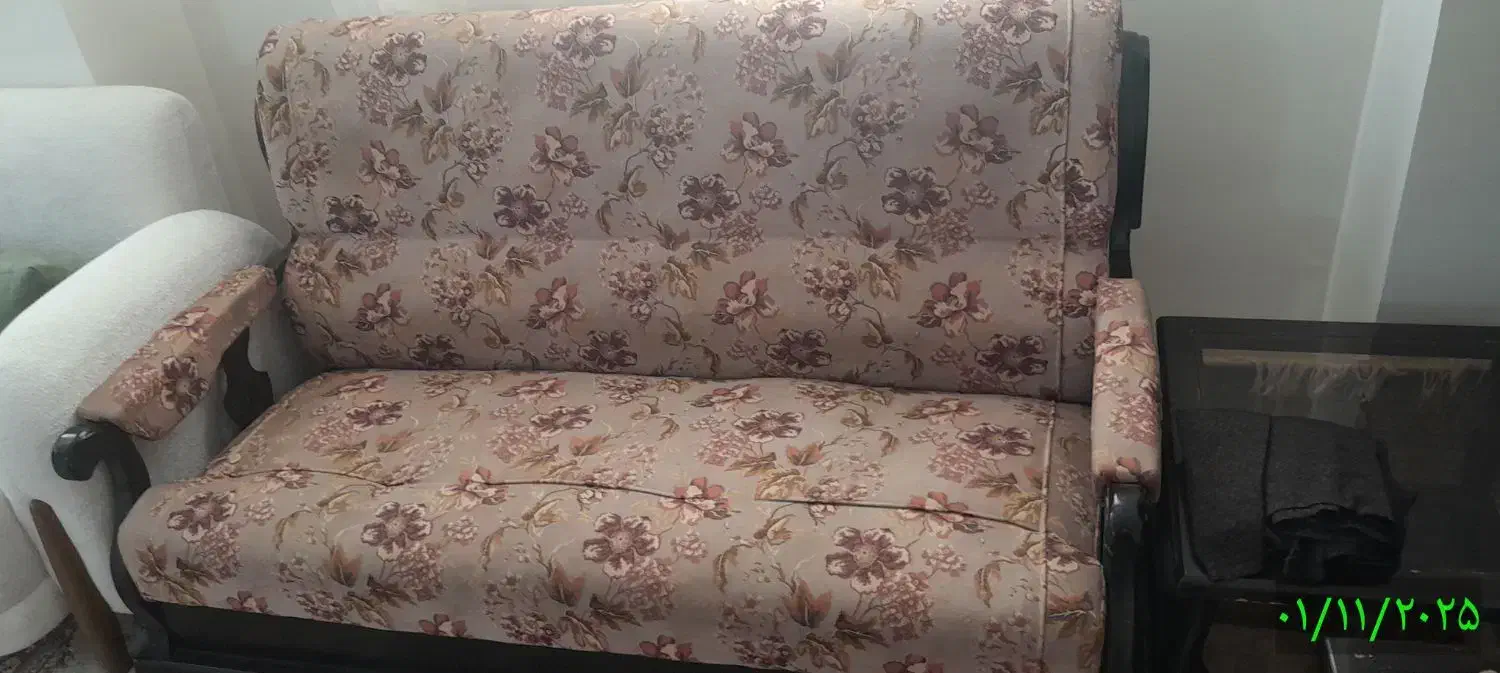 مبل راحتی قدیمی به همراه جلو مبلی|مبلمان خانگی و میز عسلی|دماوند, مسکن مهر گیلاوند|دیوار