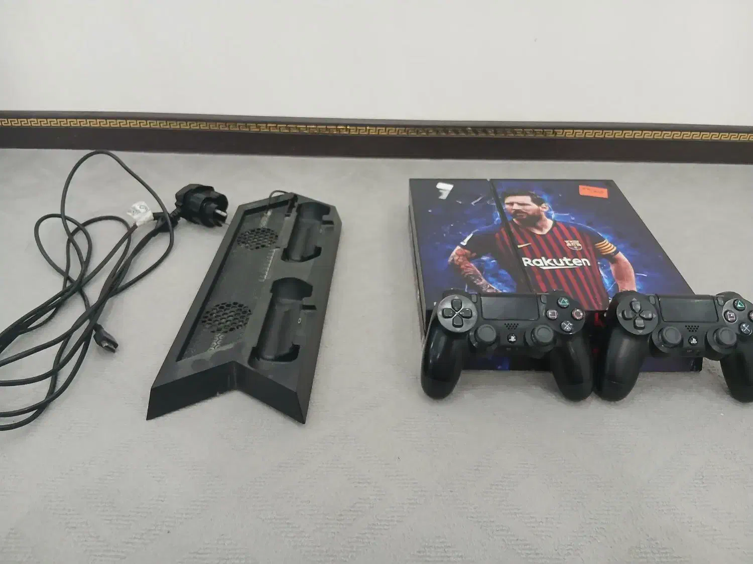 دستگاه ps4 به همراه استند و دو دسته سالم|کنسول، بازی ویدئویی و آنلاین|کرج, کمال‌شهر|دیوار