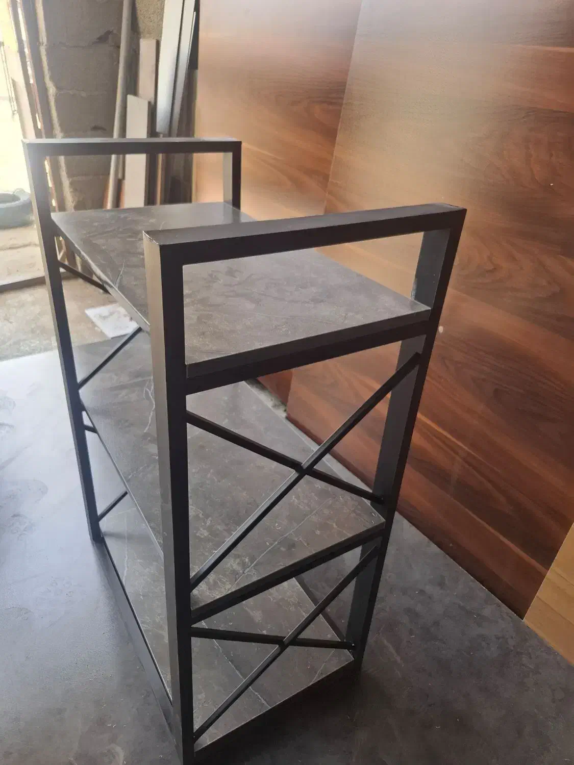 مدل ۷۱ دکوری شلف استند کنار سالنی تولیدی|کتابخانه، شلف، قفسه‌های دیواری|تهران, یافت آباد جنوبی|دیوار