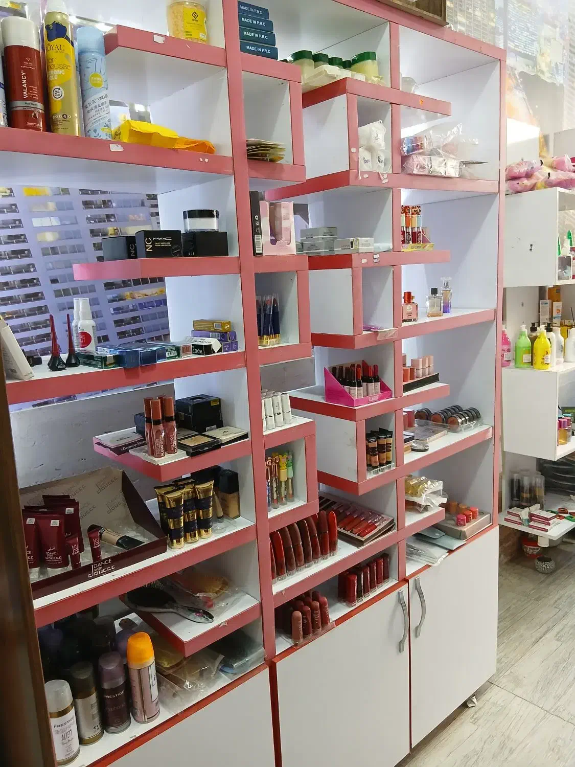 ویترین|فروشگاه و مغازه|رشت, گیل|دیوار