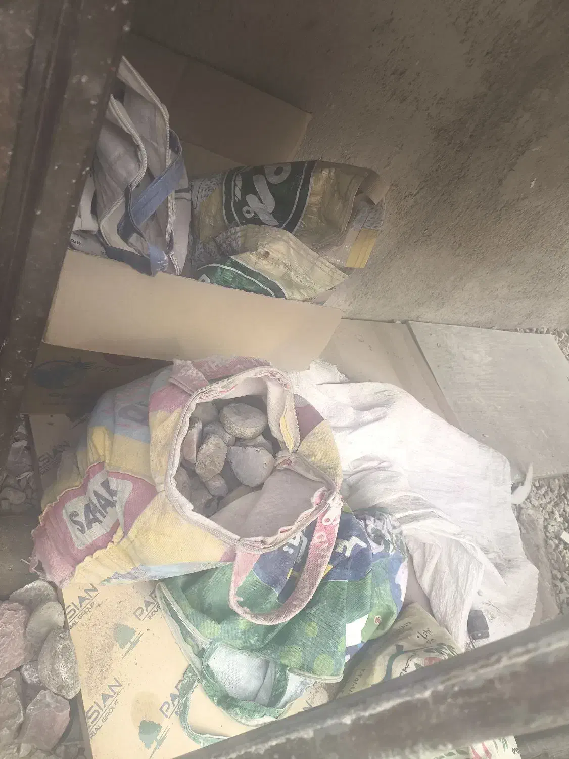 کارآگاه زیورآلات|جواهرات|جم, |دیوار