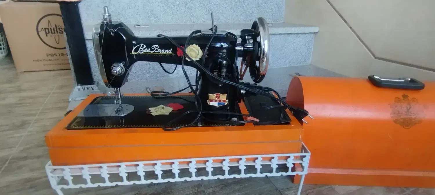 چرخ خیاطی در حد نو|چرخ خیاطی و ریسندگی|بیجار, |دیوار