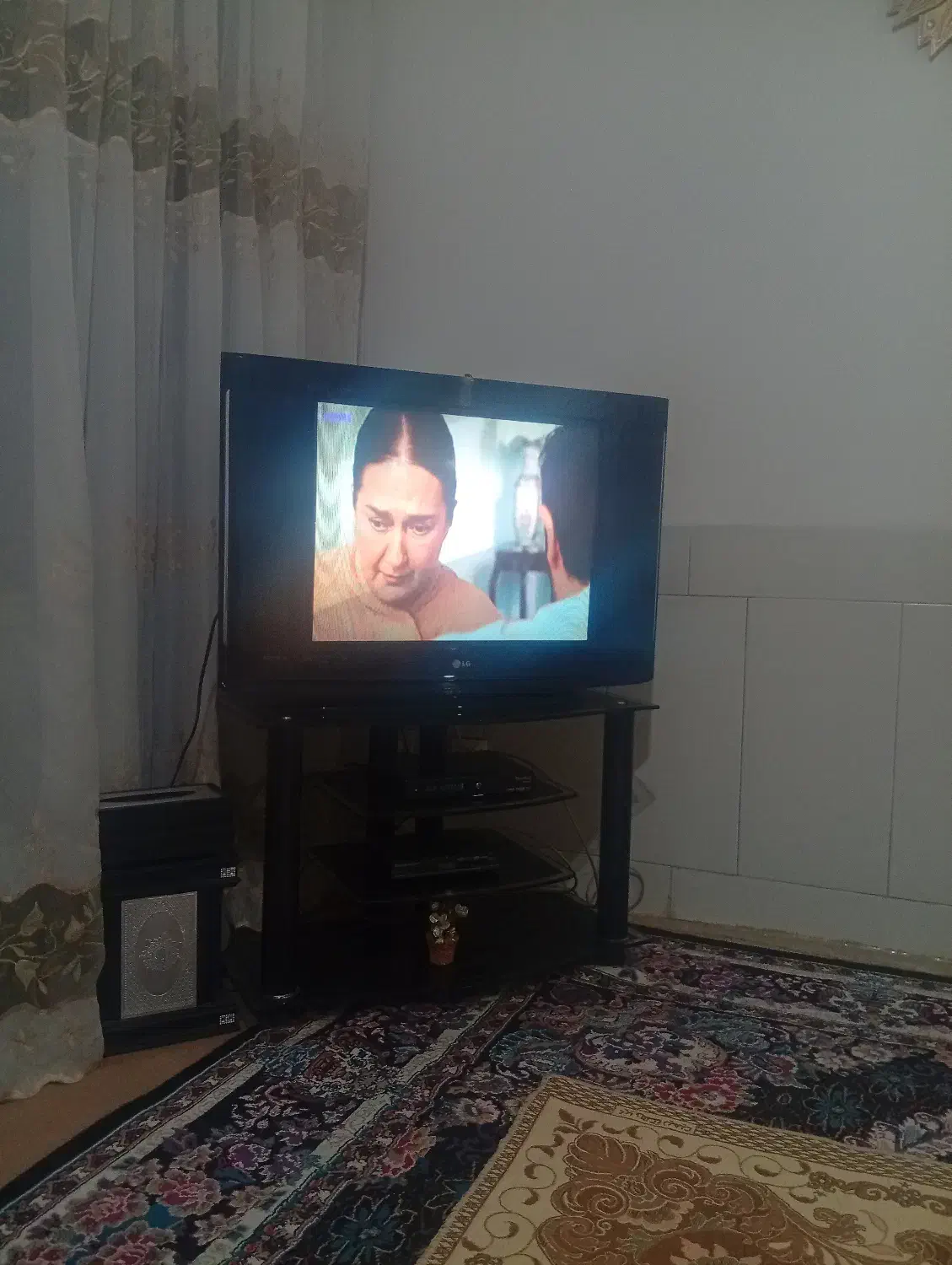 تلویزیون 32ایچ با میز|تلویزیون و پروژکتور|اصفهان, کردآباد|دیوار