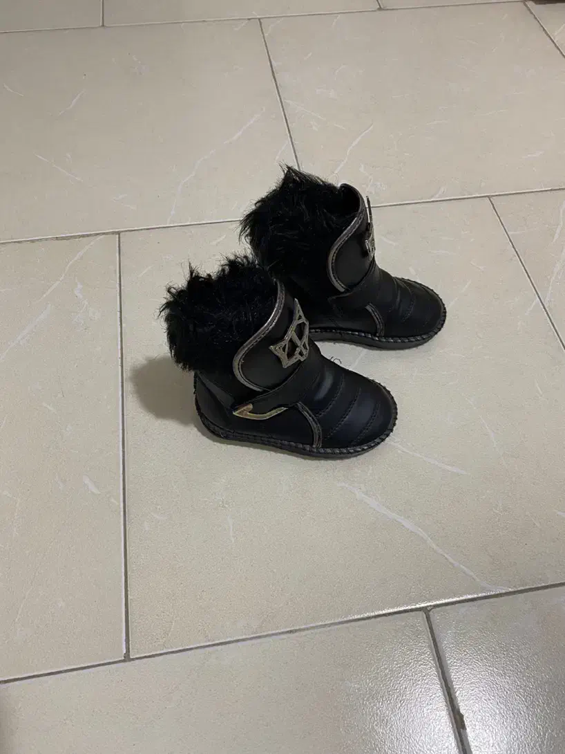 پوتین بچگانه سالم سایز ۲۴ قیمت ۳۵۰ هزار تومان|کفش و لباس بچه|رشت, پل تالشان|دیوار