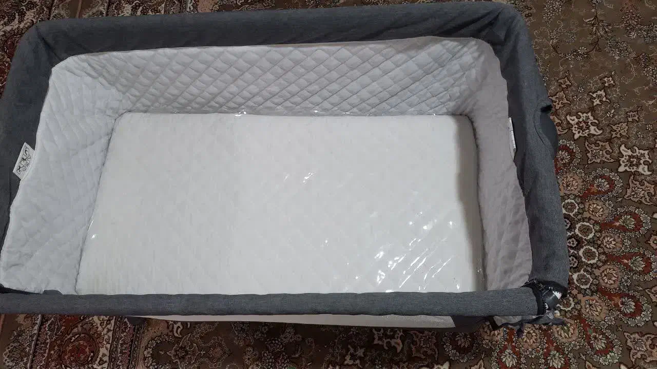 گهواره و تخت کنار مادر زویه|اسباب و اثاث بچه|دورود, |دیوار