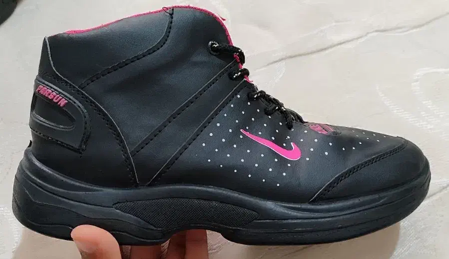 نیم بوت نایک|کیف، کفش، کمربند|قم, باجک دو|دیوار