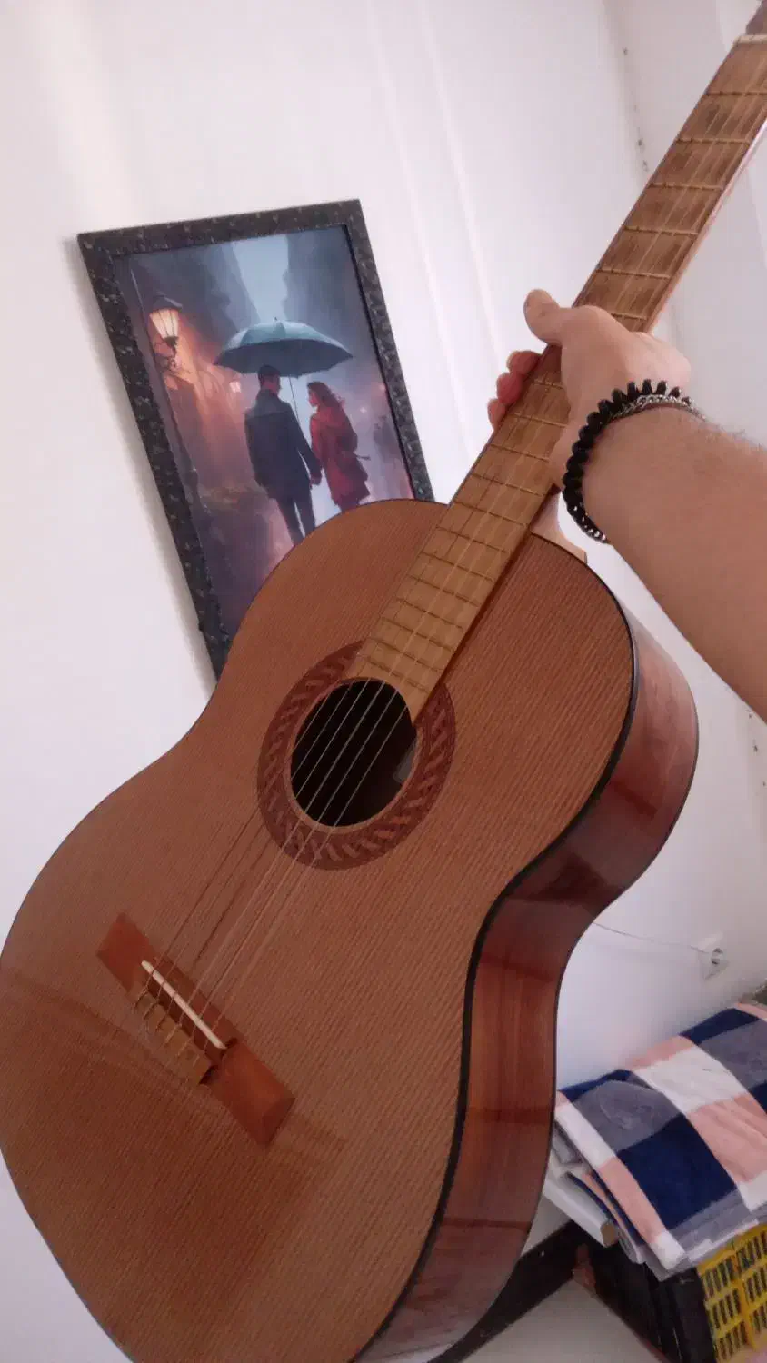 گیتار کلاسیک نیمه حرفه ای در بجنورد و آشخانه.|گیتار، بیس، امپلیفایر|آشخانه, |دیوار