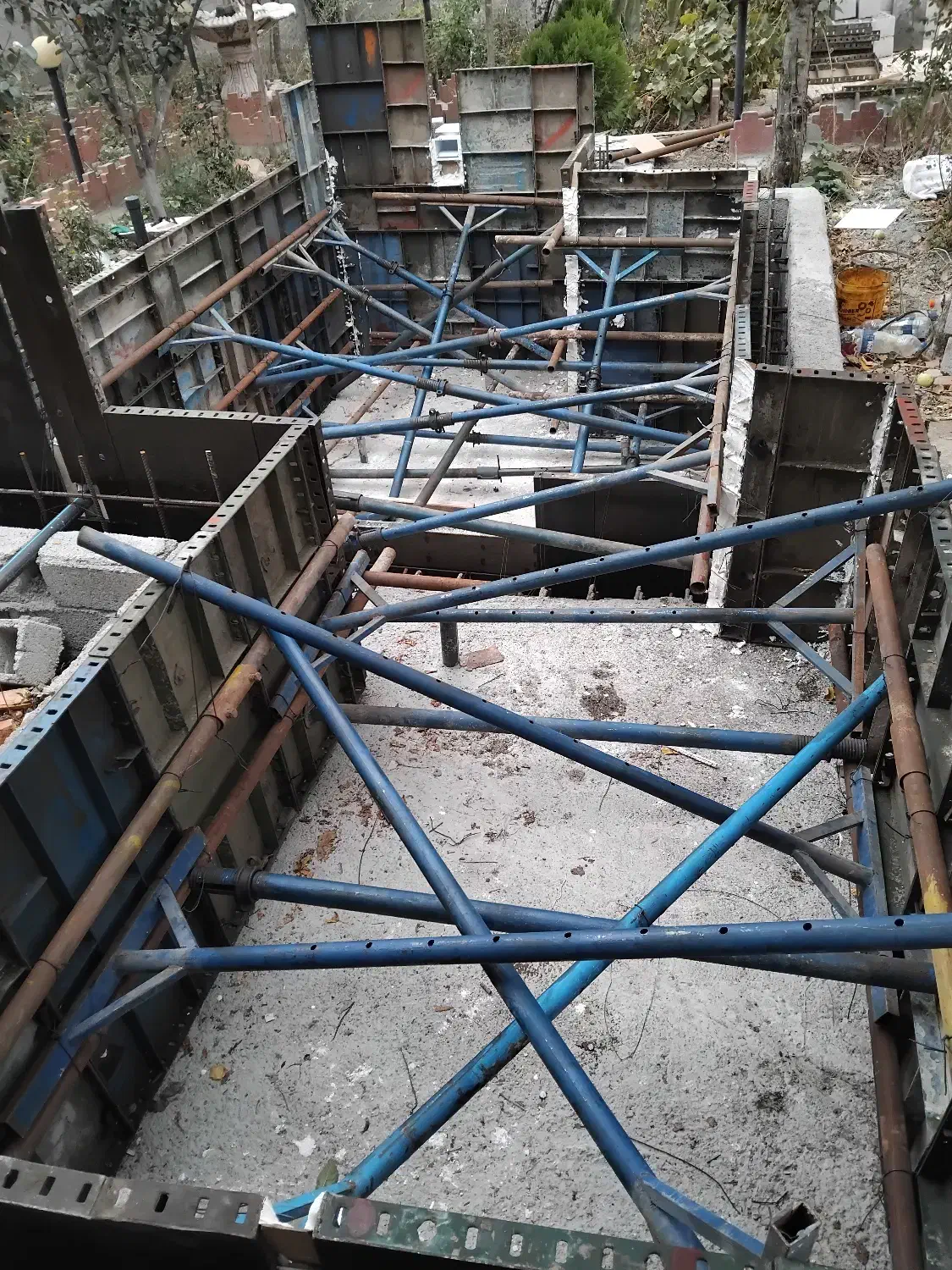 ساخت بتن استخر متری یک‌ونیم با چک|خدمات پیشه و مهارت|رشت, کوی امام رضا|دیوار