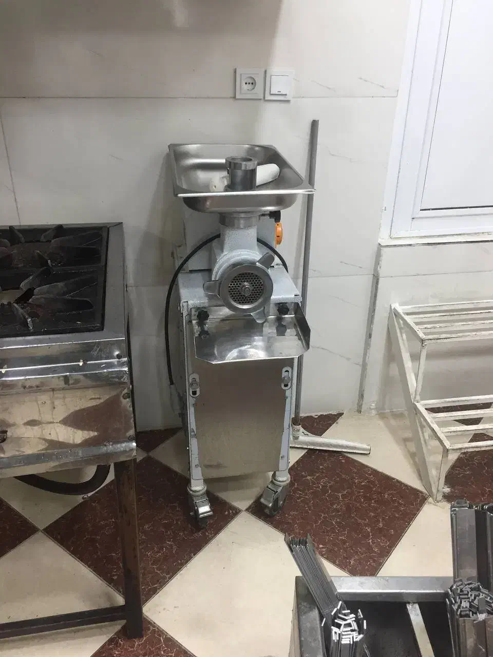چرخ گوشت|اجاق گاز و لوازم برقی پخت‌وپز|مهاباد (آذربایجان غربی), |دیوار