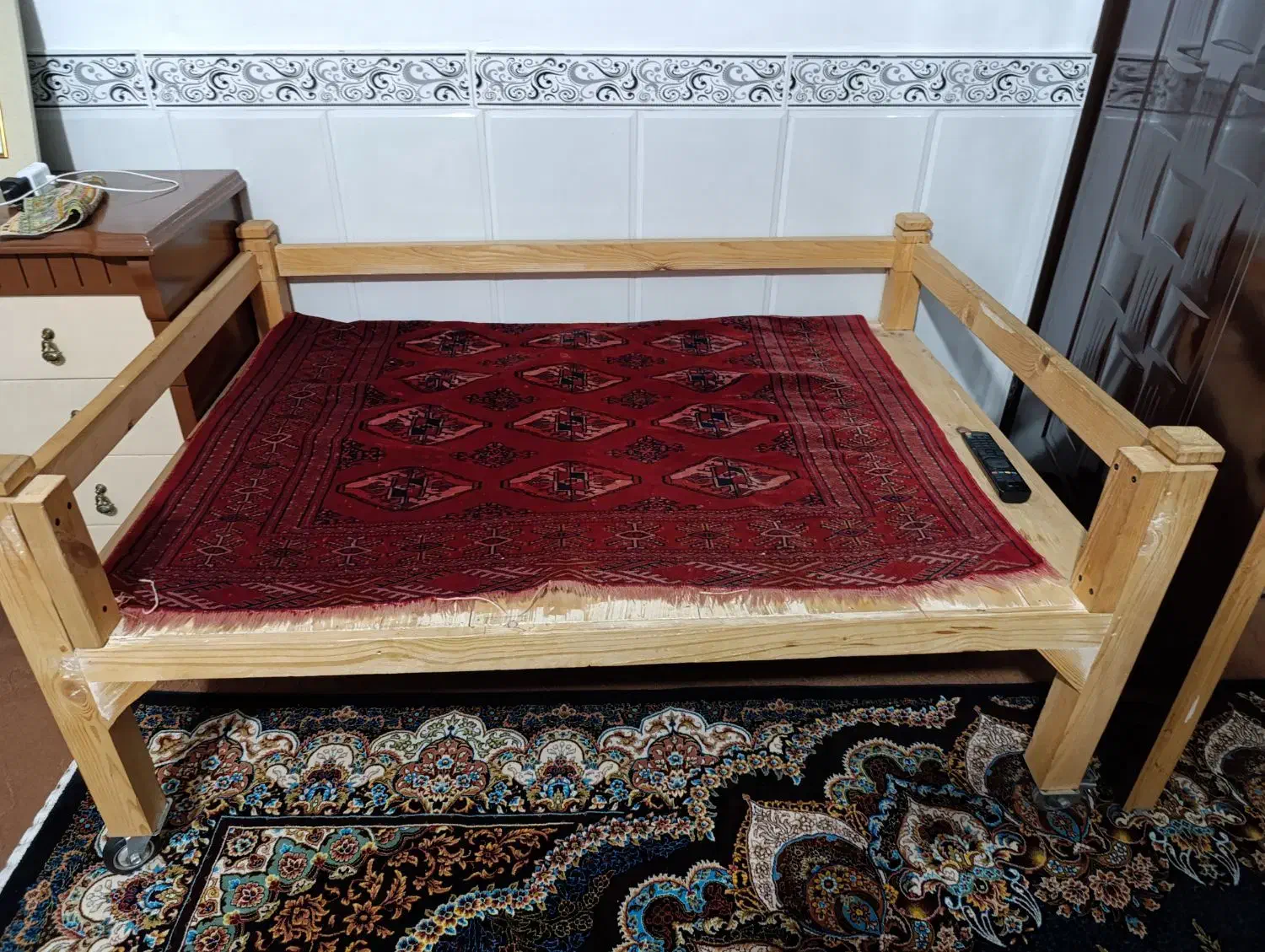 تخت چوبی با قابلیت جابجایی آسان|تخت و سرویس خواب|رباط‌کریم, الارد|دیوار