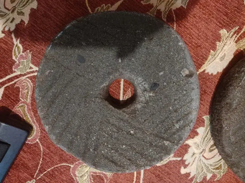 آسیاب دستی قدیمی|کلکسیون اشیاء عتیقه|سنگر, |دیوار