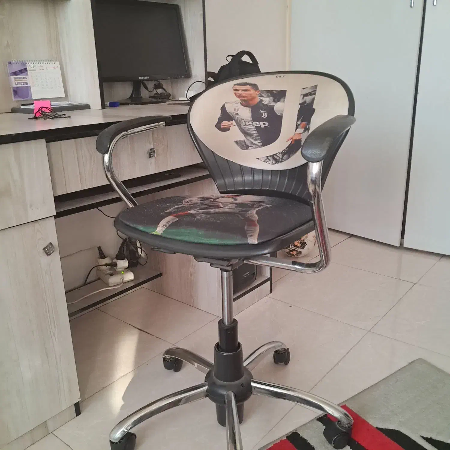 صندلی چرخ دار با طرح رونالدو|صندلی و نیمکت|هشتگرد, هشتگرد قدیم|دیوار