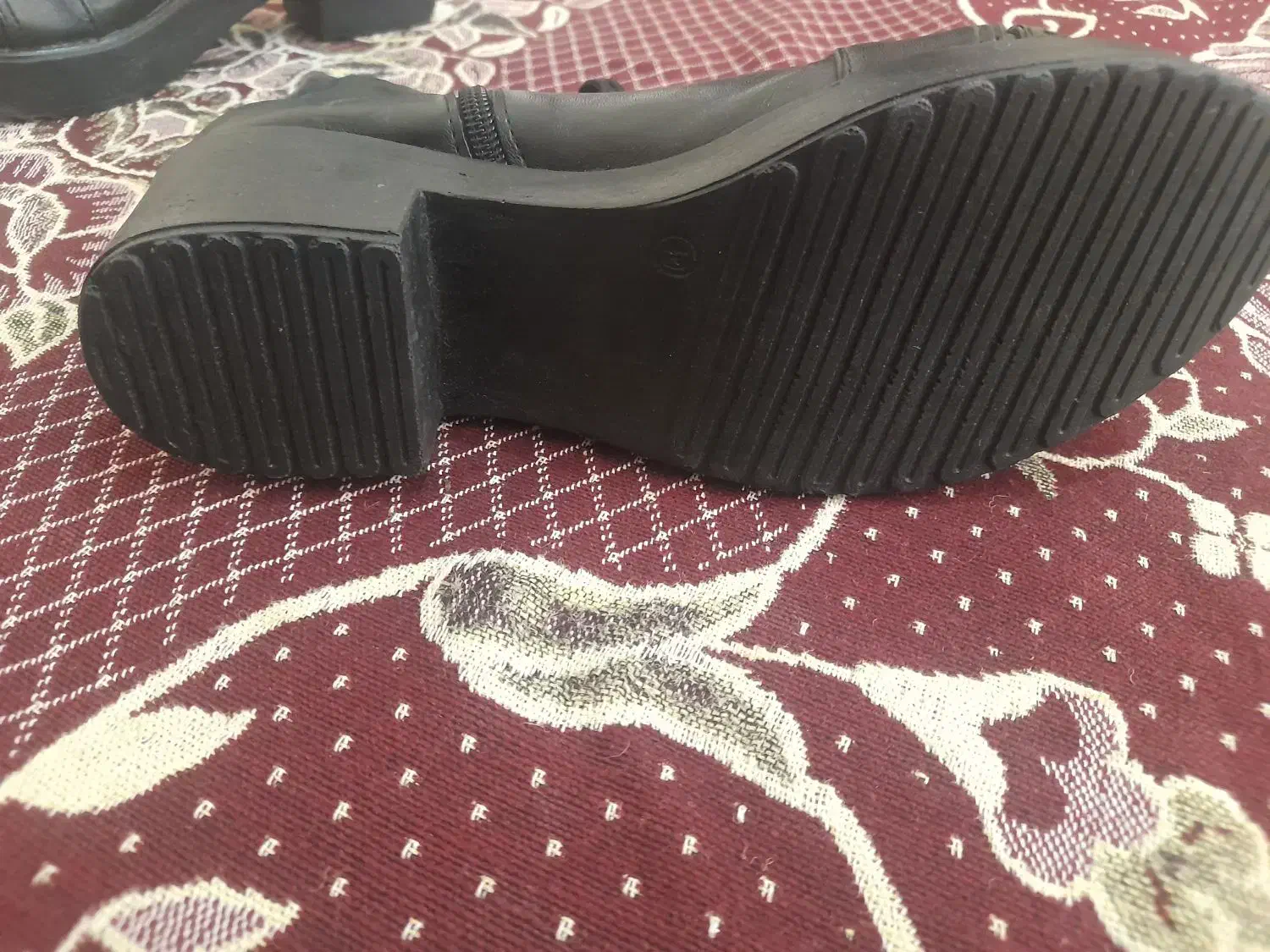 نیم پوتین|کیف، کفش، کمربند|شیراز, تندگویان|دیوار