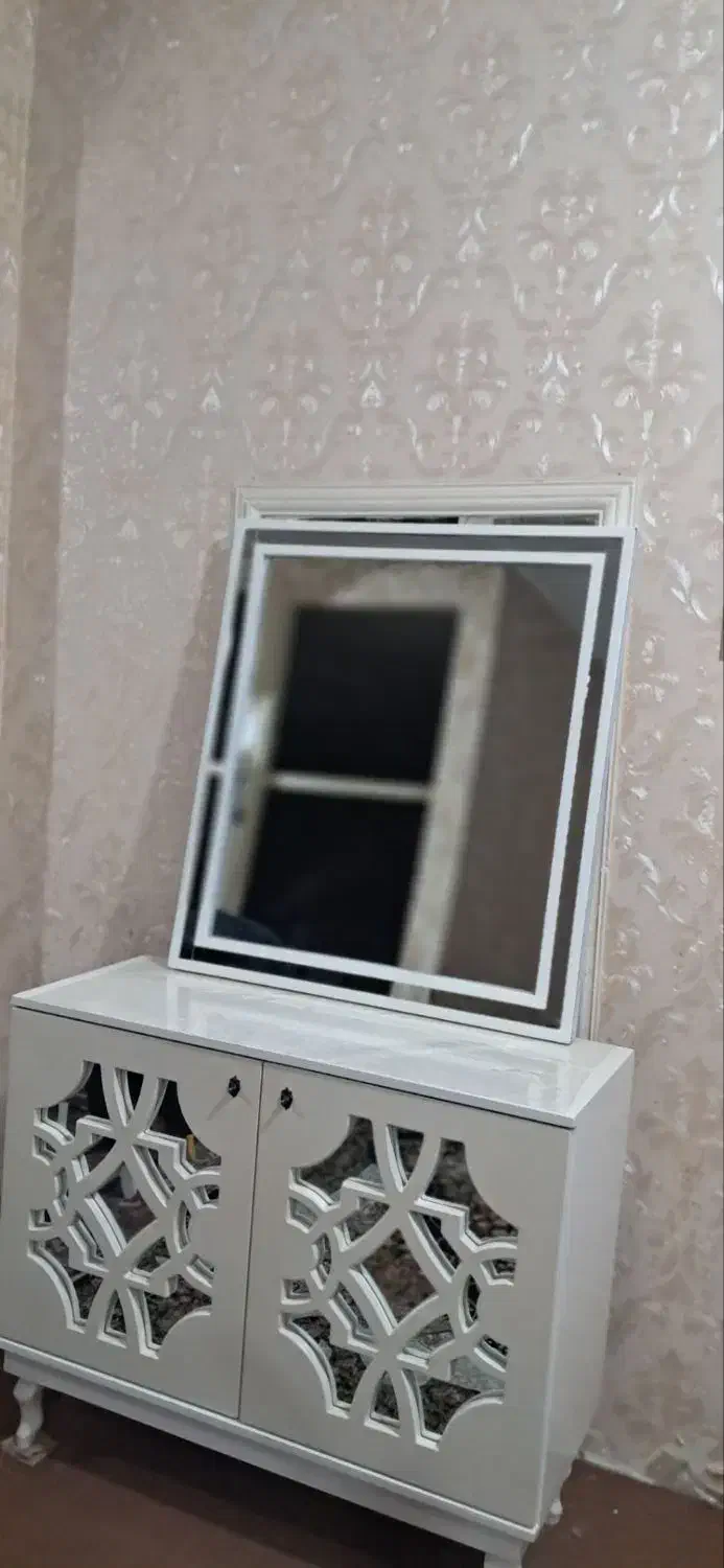 آیینه کنسول نو بدون هیچ ایرادی برای جهیزیه خوبه|بوفه، ویترین، کنسول|اسلام‌شهر, صادقیه|دیوار