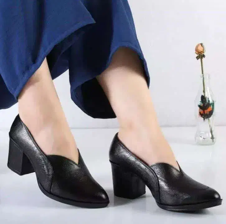 کفش نو|کیف، کفش، کمربند|میانه, |دیوار