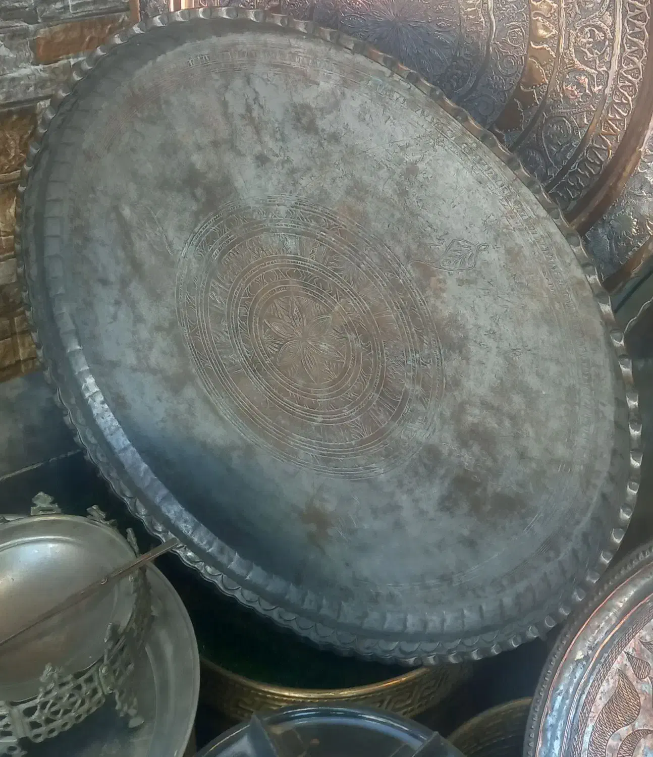 مجمعه مسی قدیمی|کلکسیون اشیاء عتیقه|قم, سرحوض|دیوار