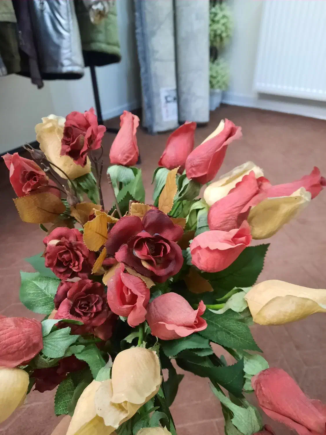 حدود20 عدد گل رز|گل مصنوعی|شاهین‌شهر, شهرک هشت بهشت|دیوار