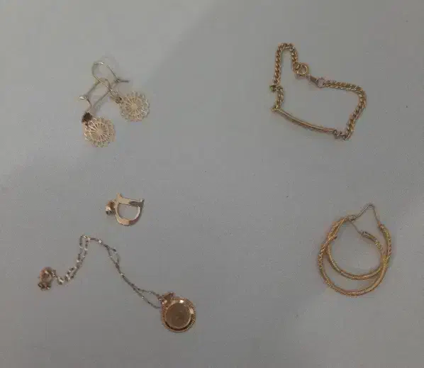 تقریبا 6گرم و83سوت طلا300بالای تابلو|جواهرات|اراک, |دیوار