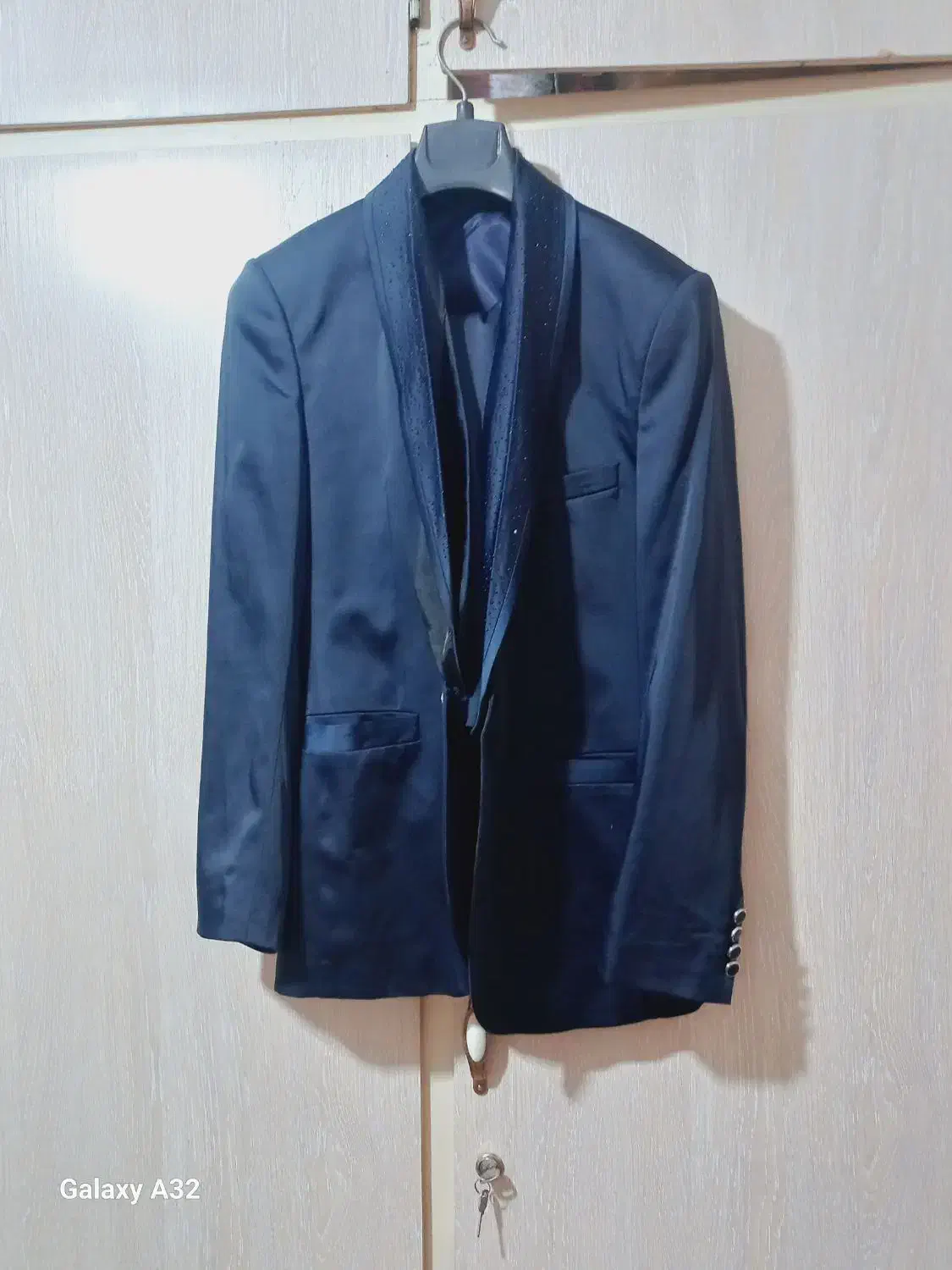 کت و شلوار مردانه|لباس|اندیشه, اندیشه فاز ۱|دیوار