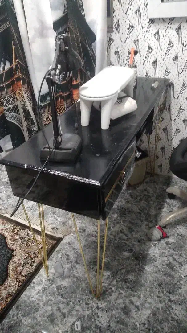 لوازم کاشت ناخن و میز و صندلی|آرایشگاه و سالن‌های زیبایی|رشت, رشتیان|دیوار