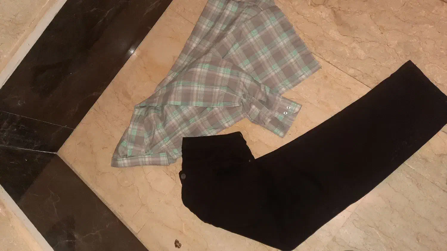 ی شلوار لی مشکی ویک پیراهن  نو و یک جفت کفش سالم|لباس|تهران, تهرانپارس غربی|دیوار