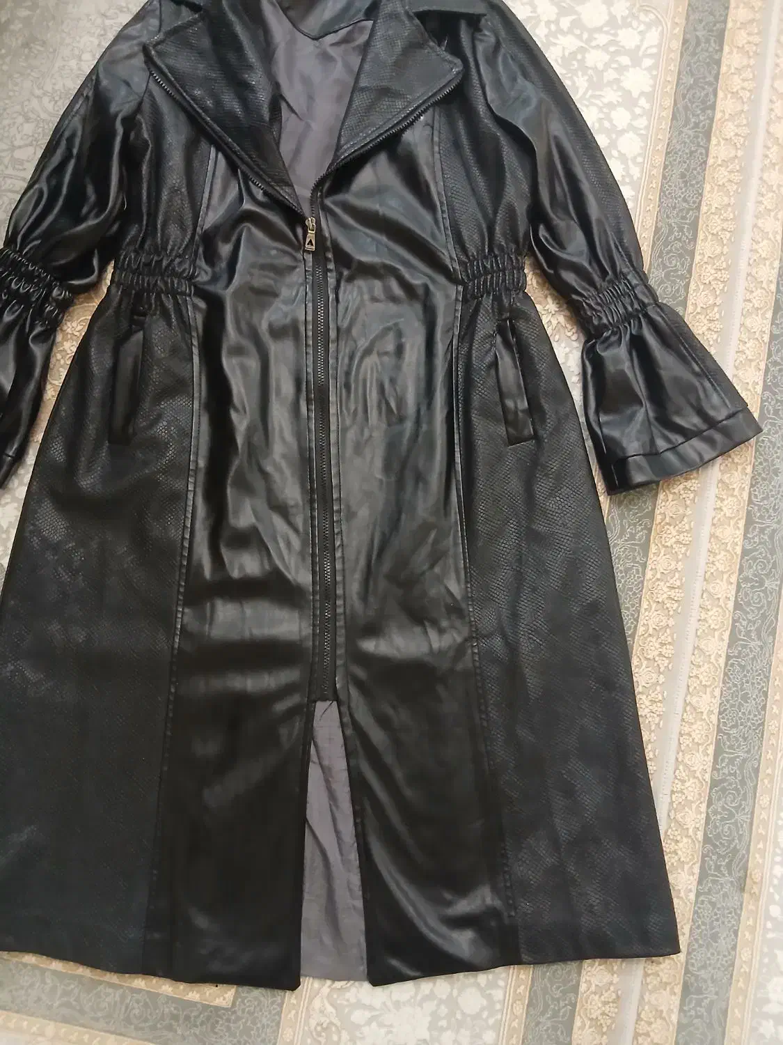 پالتو جنس چرب|لباس|قرچک, میرزائی شمالی|دیوار