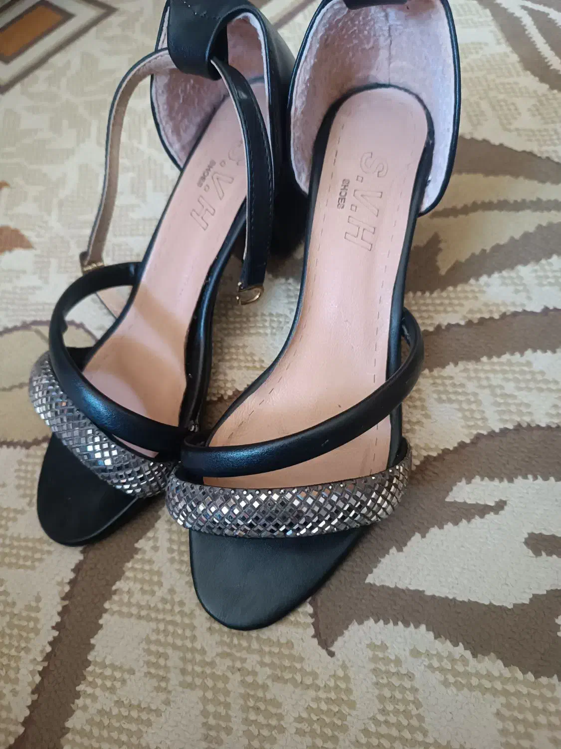 کفش|کیف، کفش، کمربند|انگوران, |دیوار