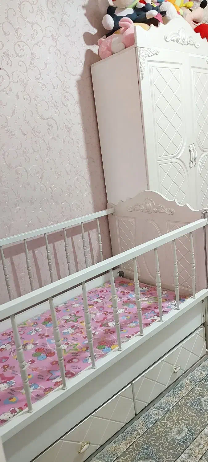 تخت و کمد|تخت و سرویس خواب|ری, شهادت|دیوار