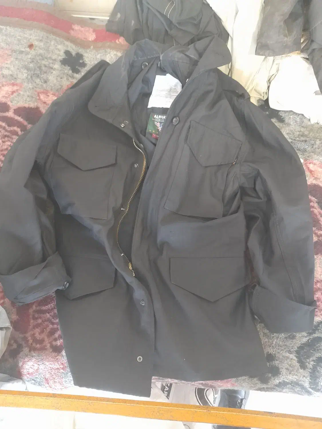 کاپشن آلفا|لباس|نمین, |دیوار